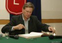 Leszek Balcerowicz dokonuje pamiątkowego wpisu do księgi L LO