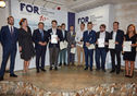 Laureaci i wyróżnieni uczestnicy Letniej Szkoły Leszka Balcerowicza otrzymali pamiątkowe dyplomy